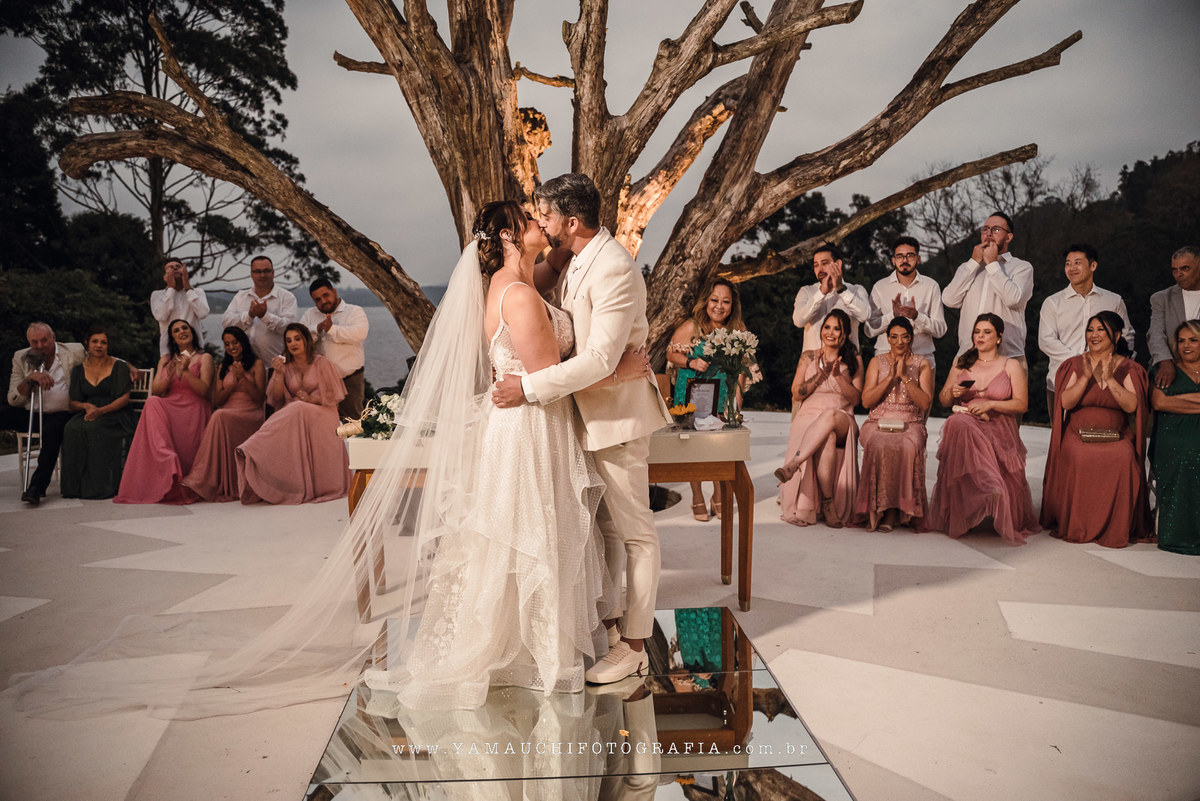 Beijo dos noivos no HIS Eventos