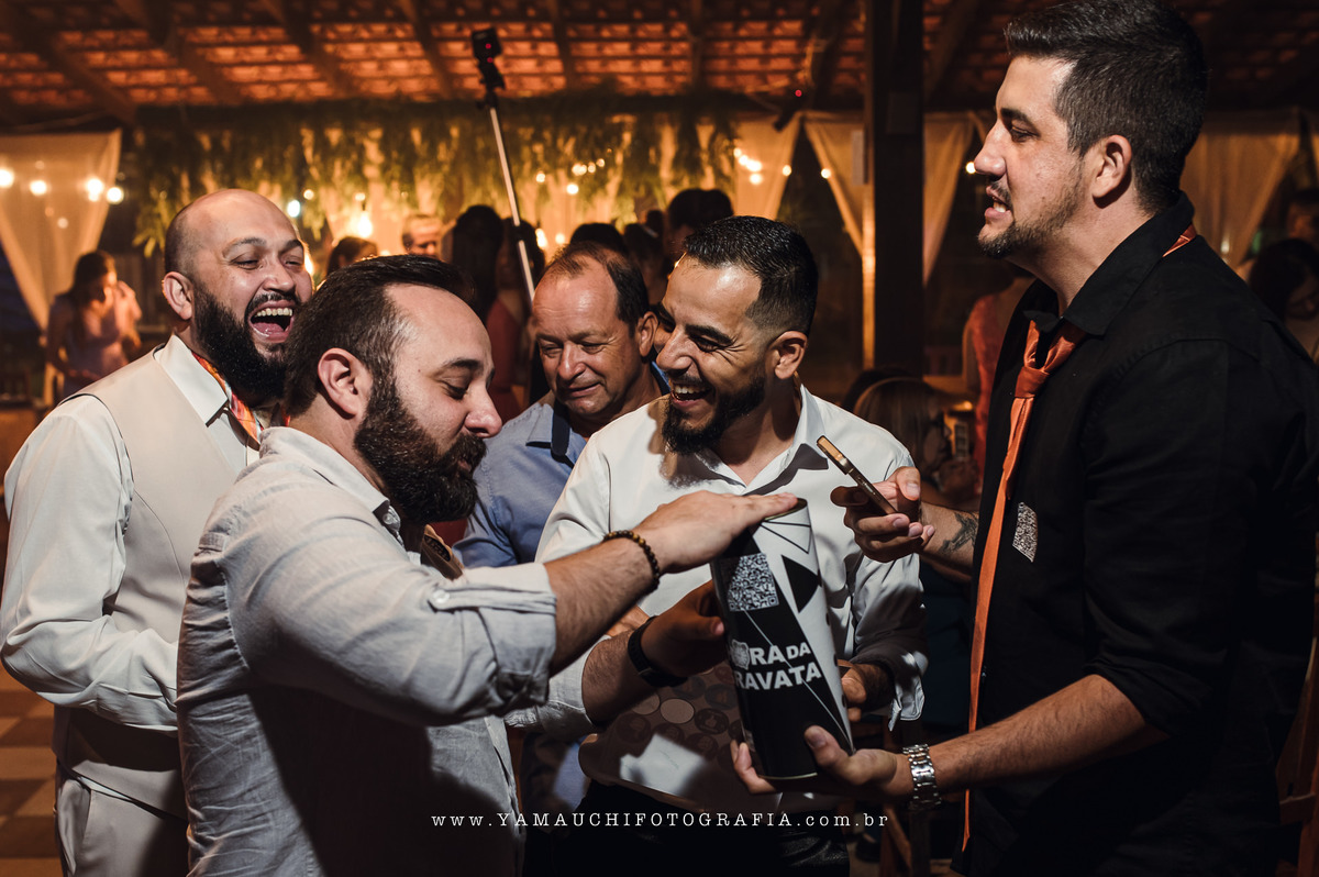 Noivo passando a gravata no casamento