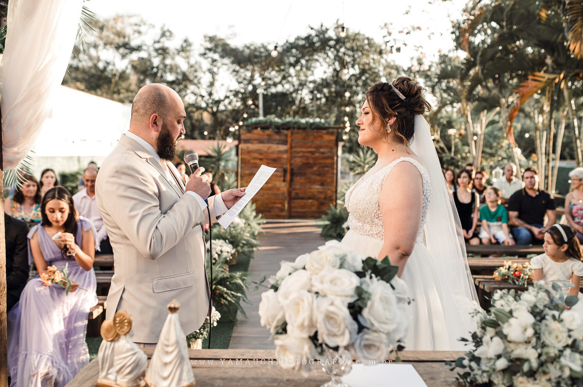 Voto dos noivos na cerimonia de casamento no campo
