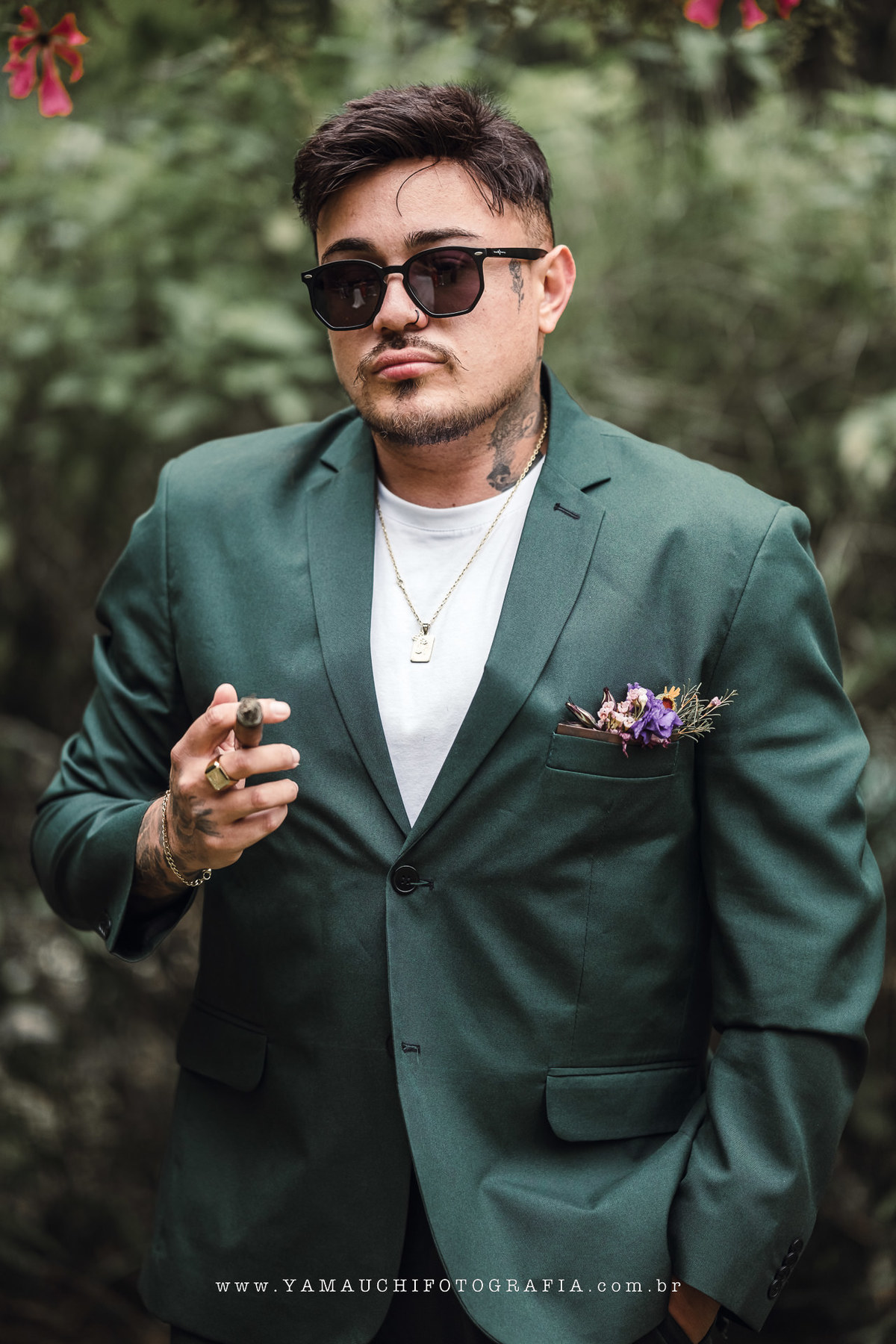 retrato do noivo de terno verde militar