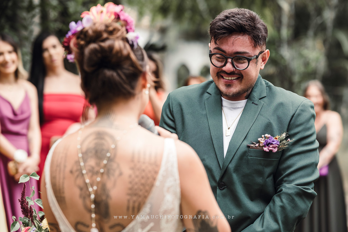 Terno verde militar para noivo