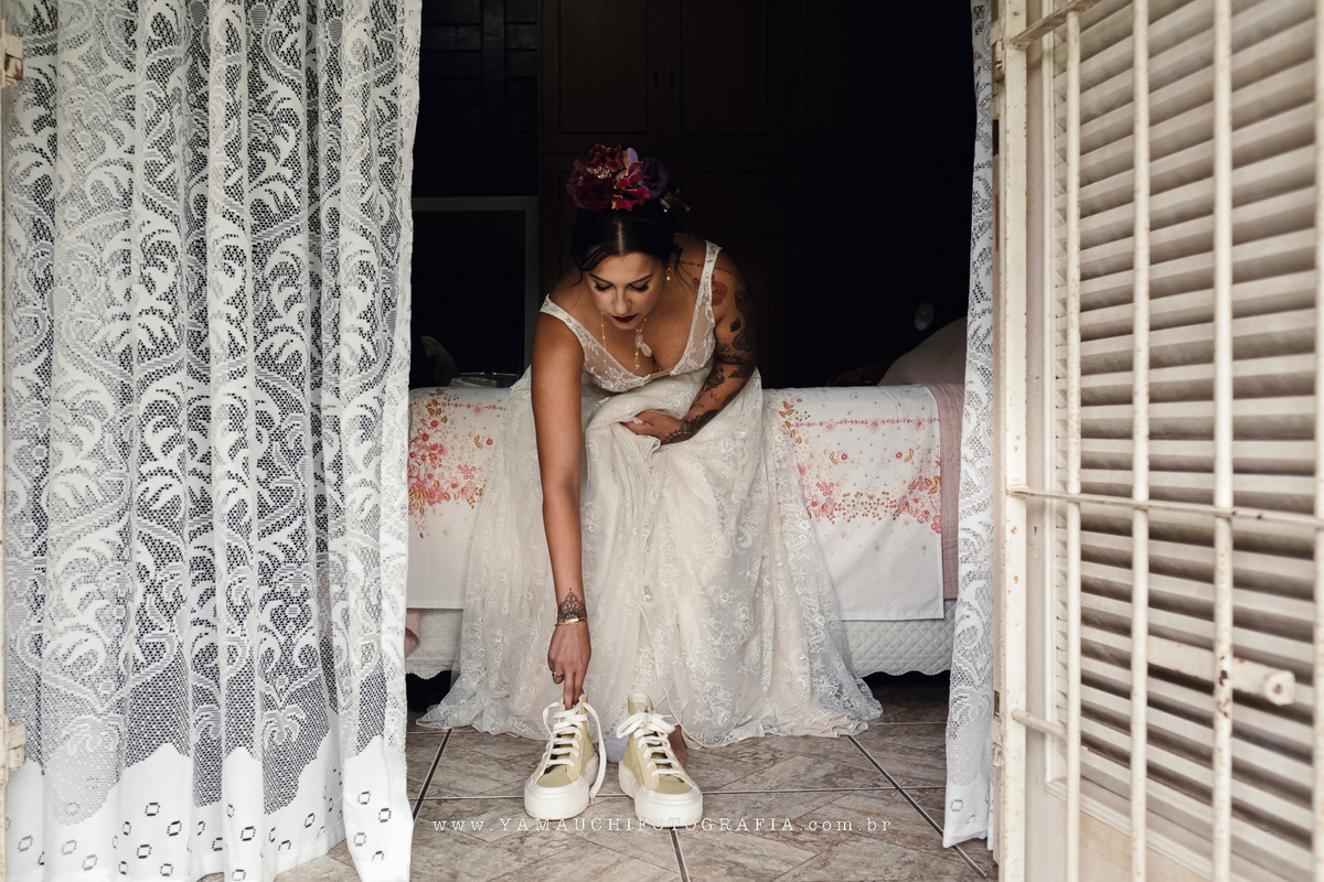 Vestido de noiva com tênis