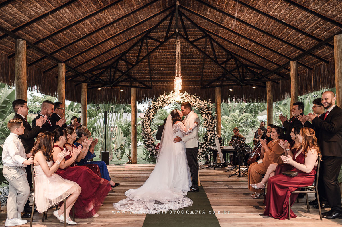 Beijos dos noivos na cerimonia de casamento no campo