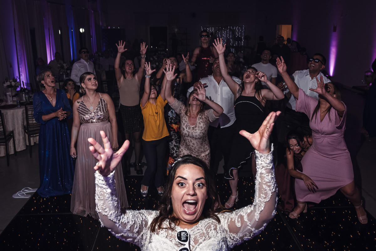 Foto de casamento na hora do buque de flores
