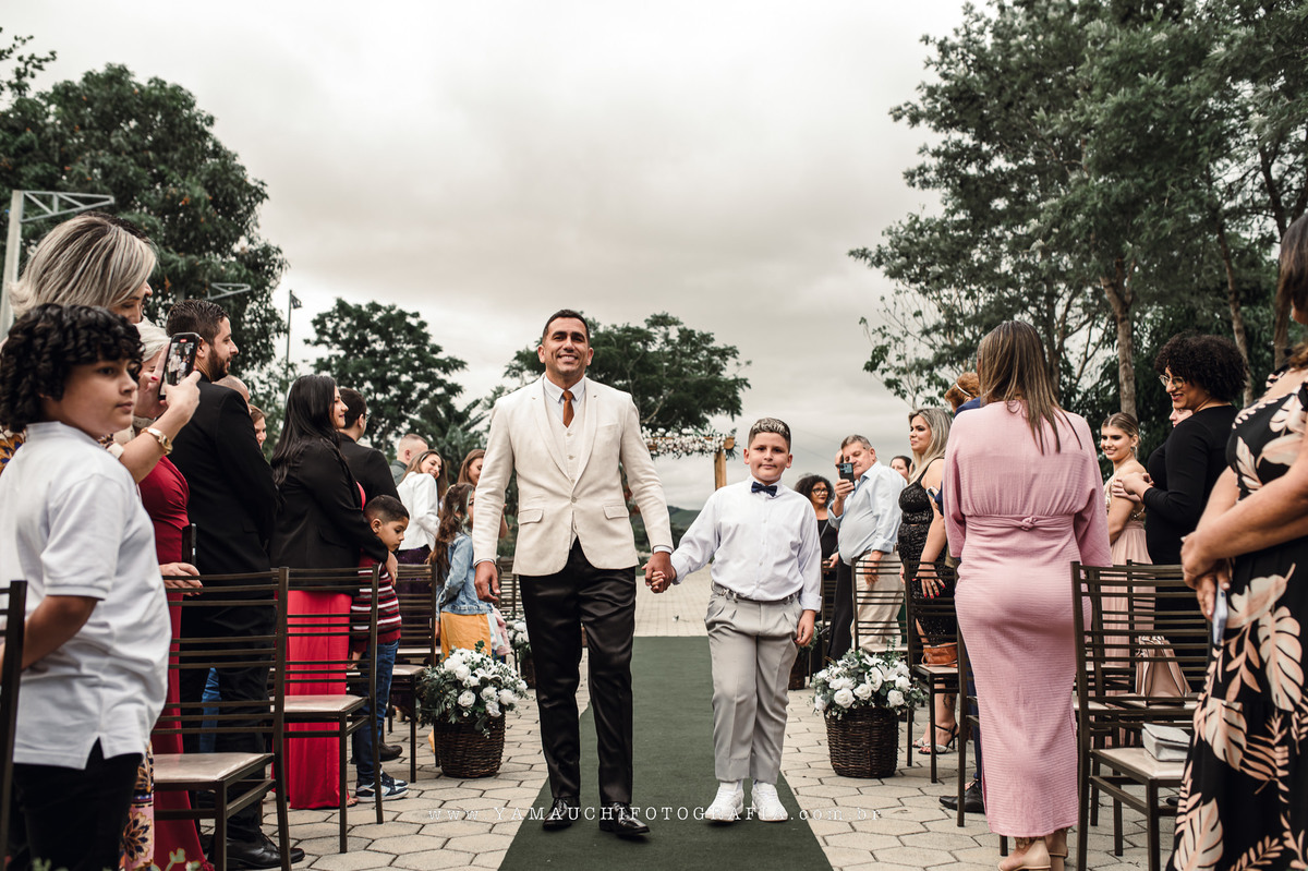Noivo entrando no casamento com seu filho