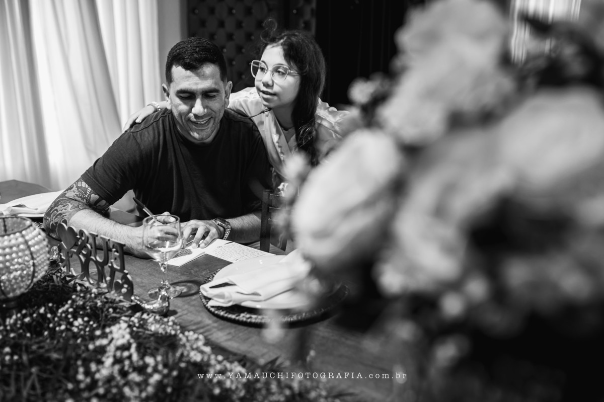 Noivo escrevendo votos de casamento