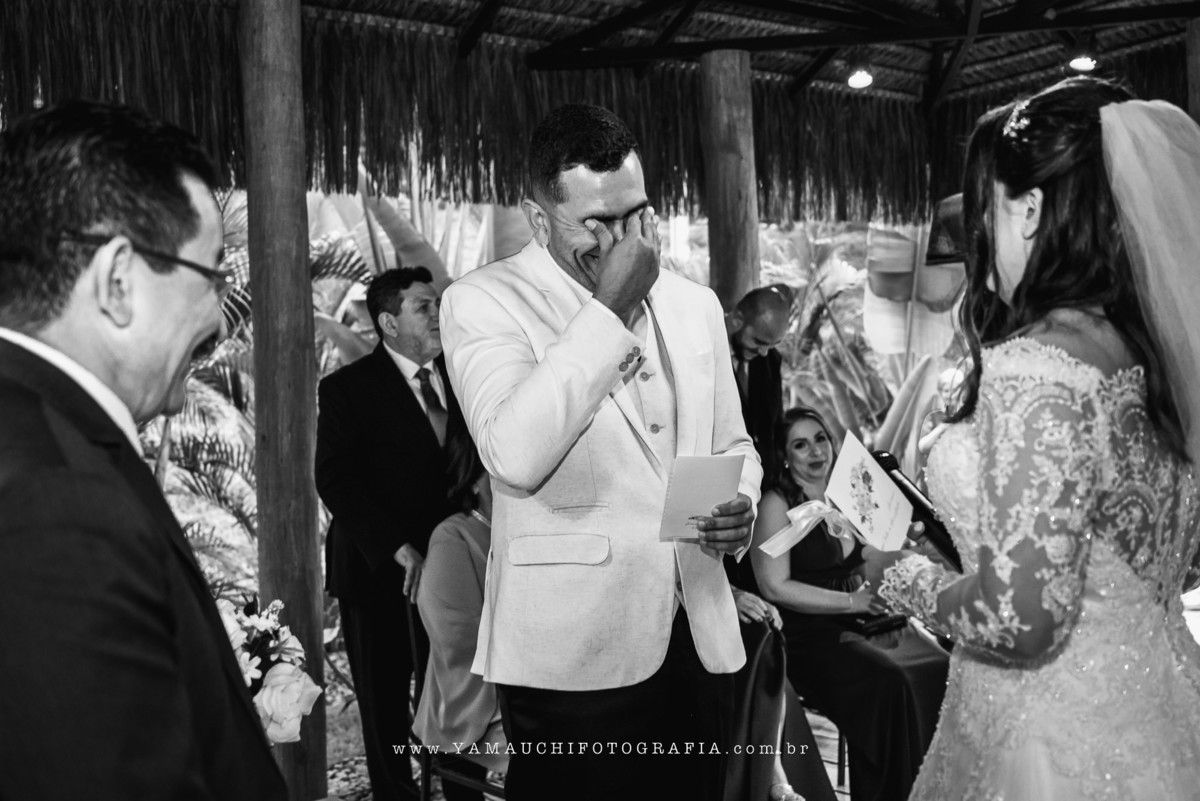 Noivo na cerimonia no campo