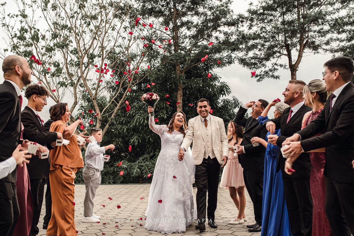 Saída dos noivos no Sítio Sonho Real