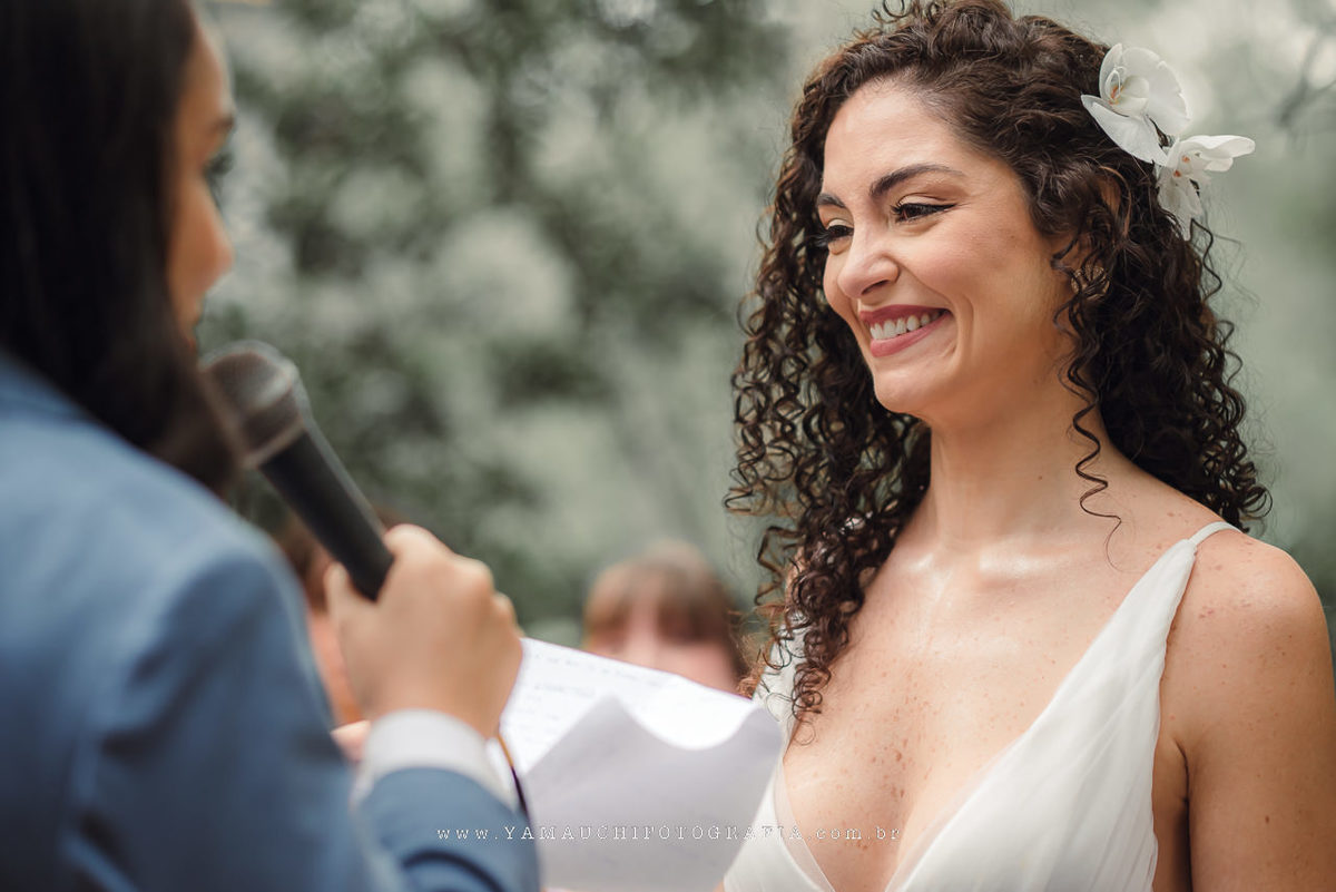 Noiva de cabelo cacheado no casamento no campo