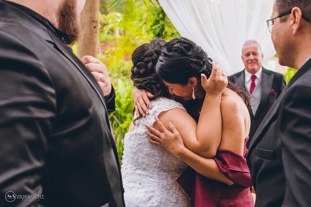 abraço da mãe da noiva