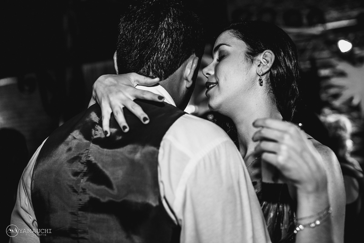 namorando no casamento