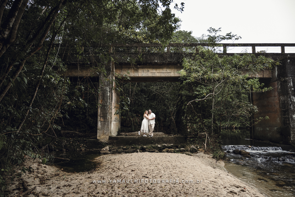 Foto de ensaio de casal na cachoeira