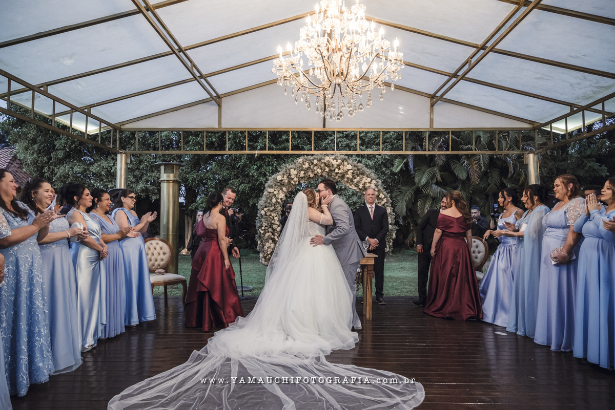 Beijos dos noivos no casamento