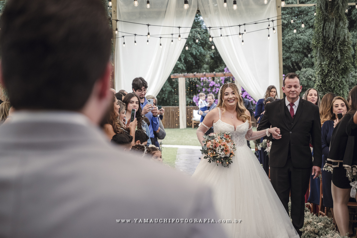 Entrada da noiva no casamento no campo