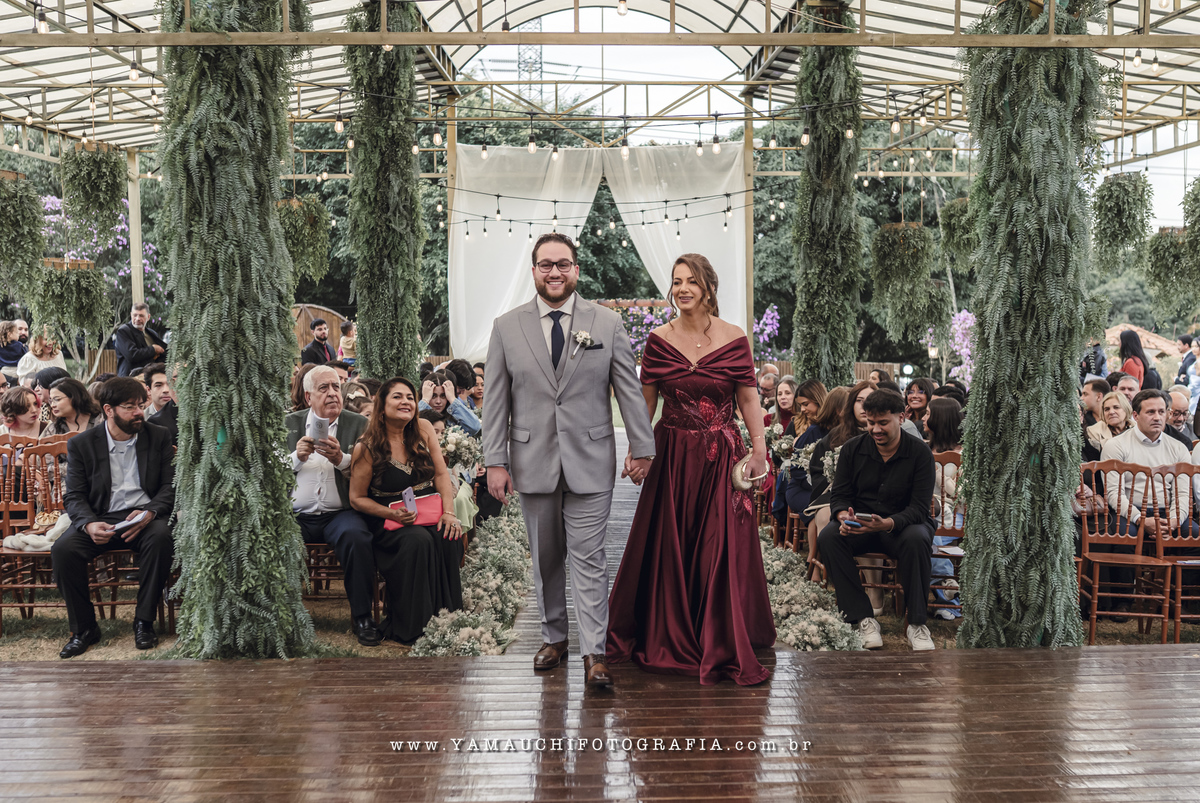 Entrada do noivo no casamento no campo