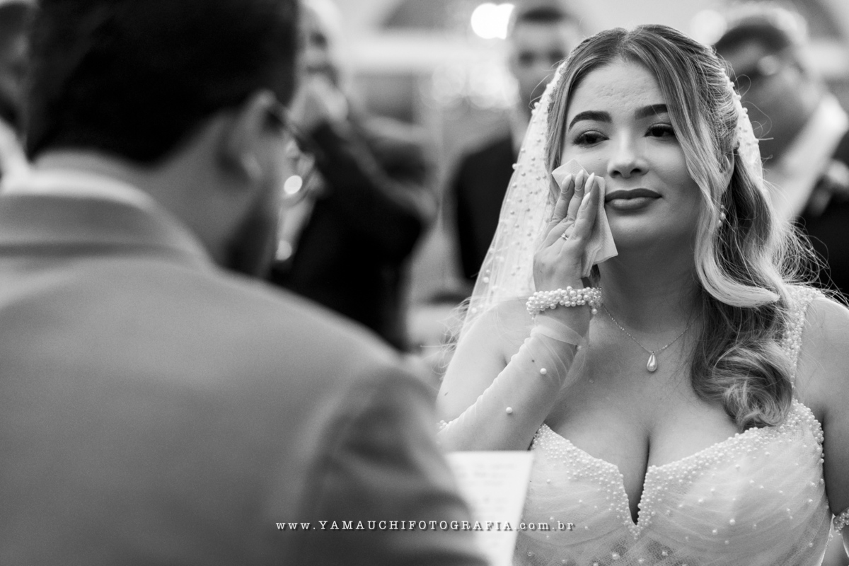 Foto da noiva emocionada no casamento
