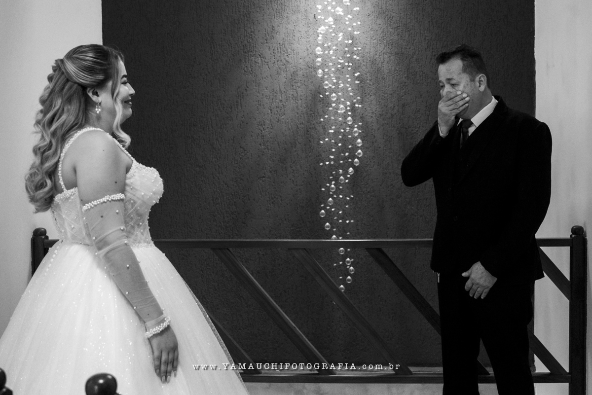 Foto de casamento pai olhando noiva emoção