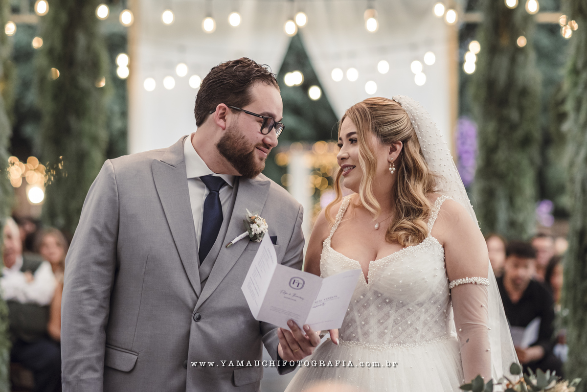 Olhar dos noivos no casamento