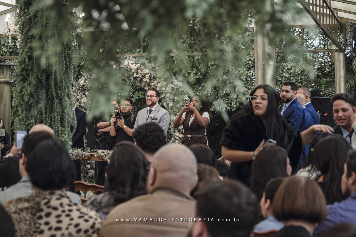 retrato do noivo no casamento no campo