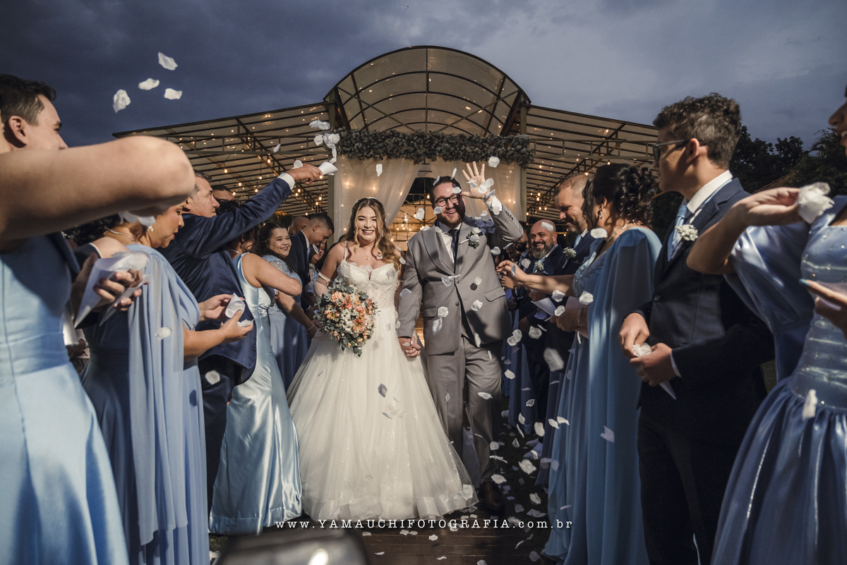 Saída dos noivos do casamento