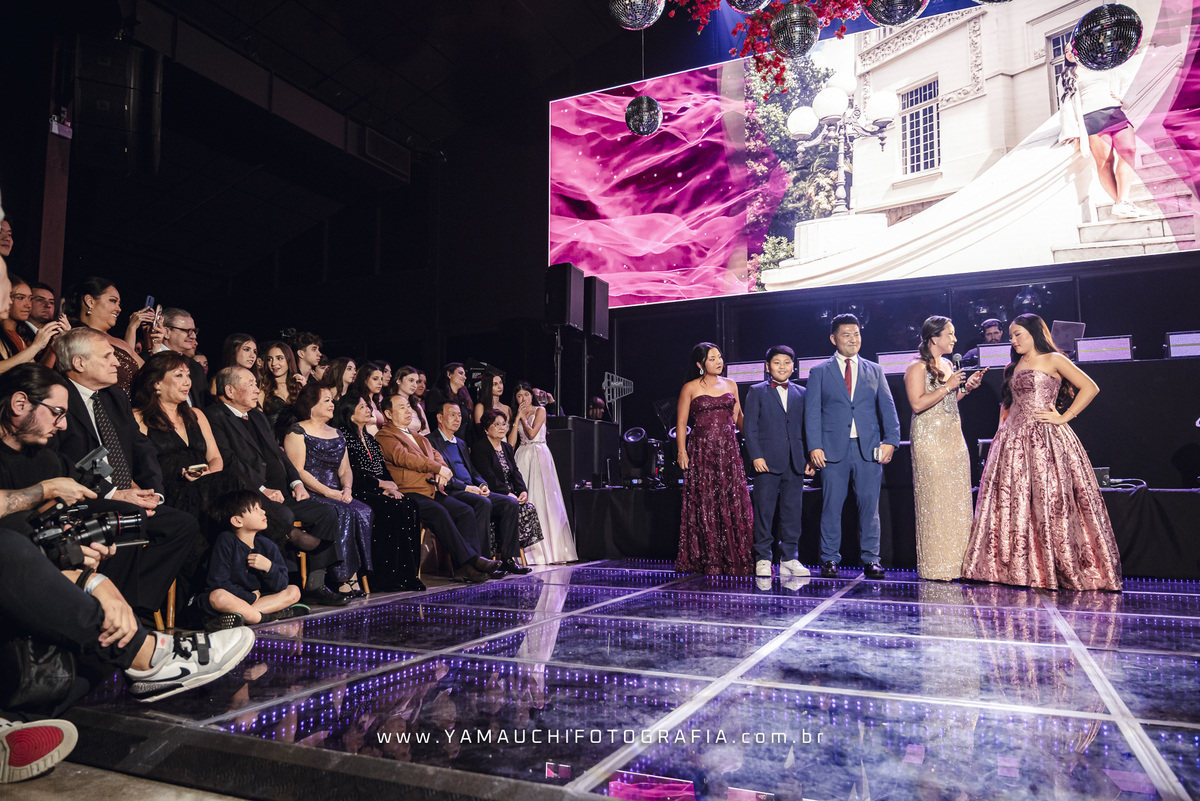 Fotografia Família Shibata na festa de 15 anos debutante