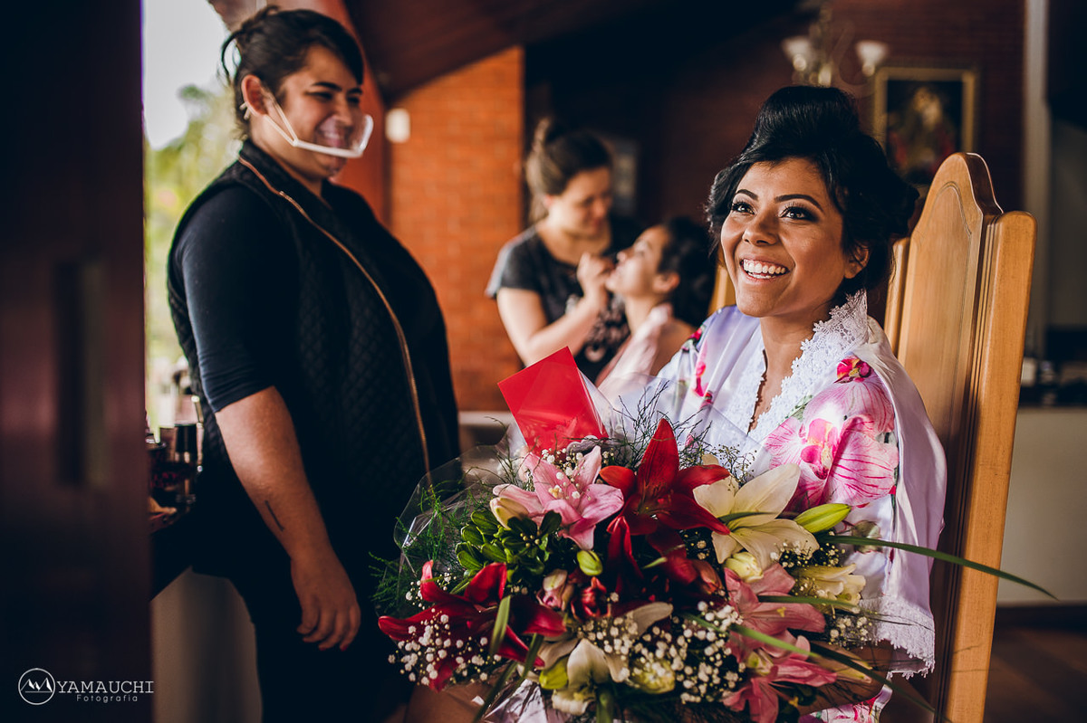 noiva recebendo flores