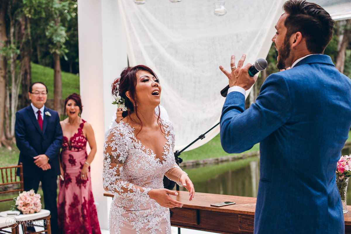 noivos cantando na cerimonia