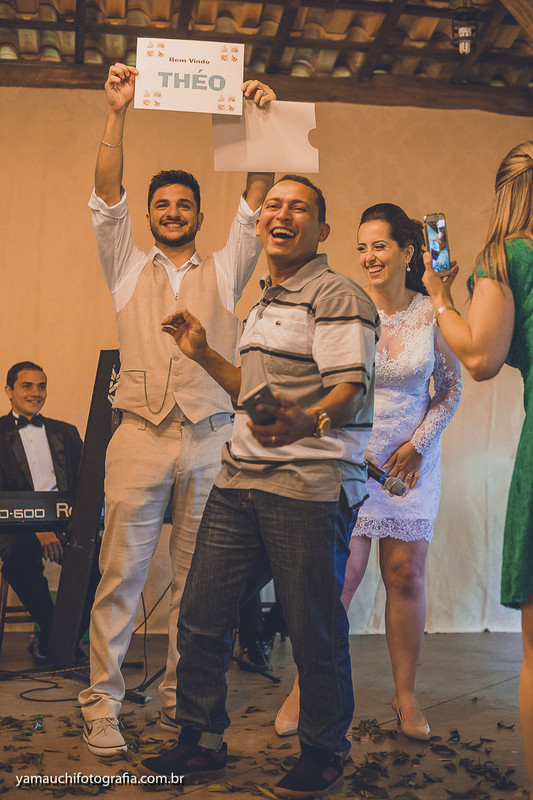 Noivos anunciando a chegada do Theo