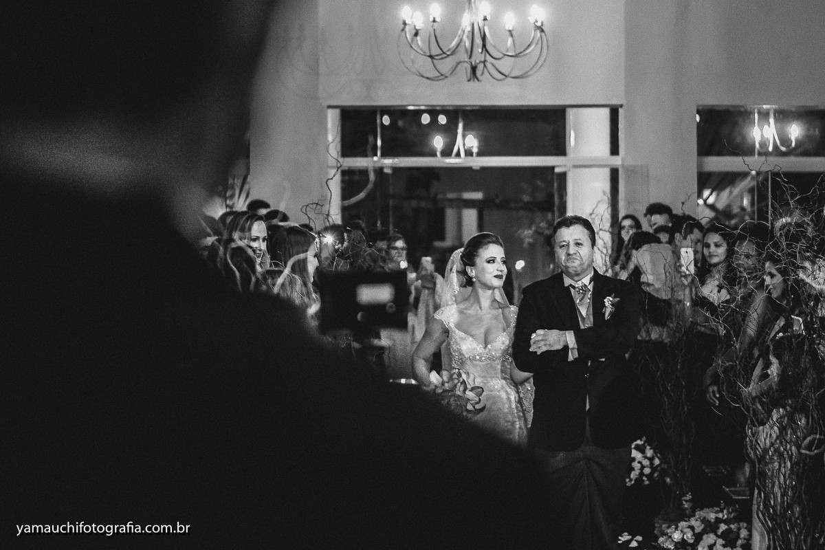 Pai conduzindo a noiva ao altar