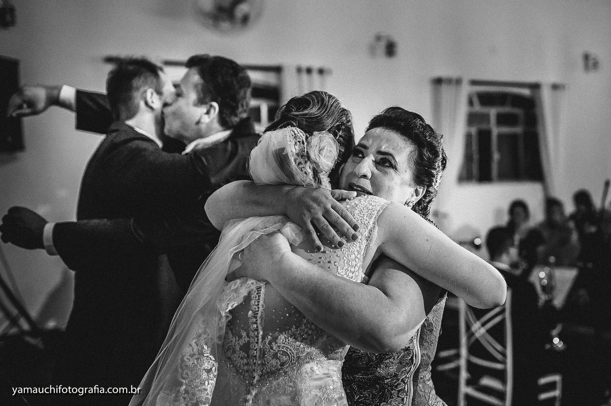 Abraço dos pais nos noivos