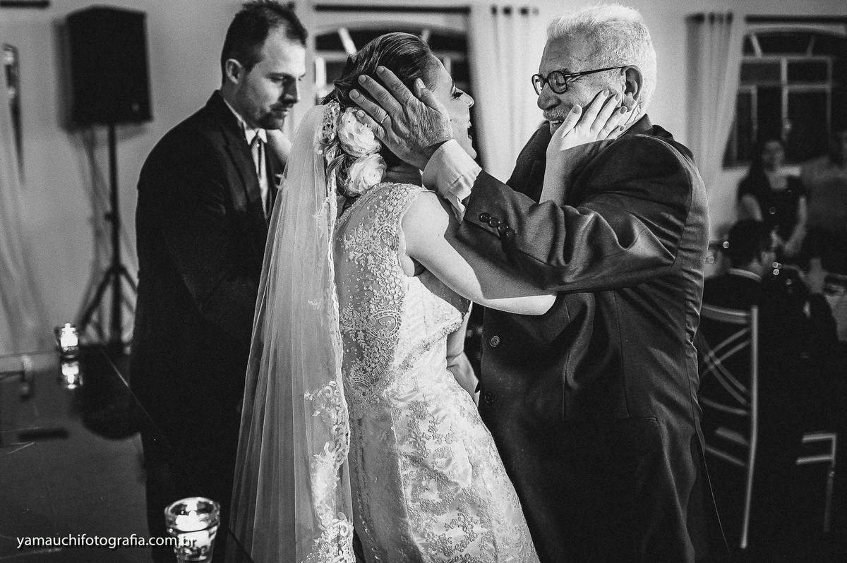 Carinho do vovô na noiva