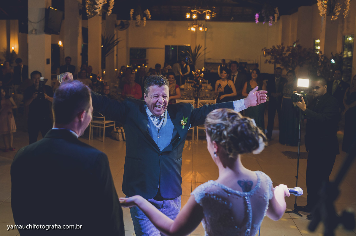 Abraço do pai na noiva