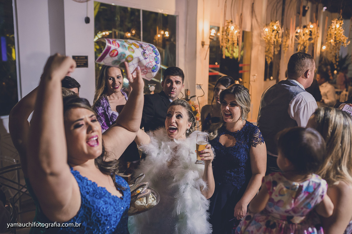 Passando o sapatinho da noiva