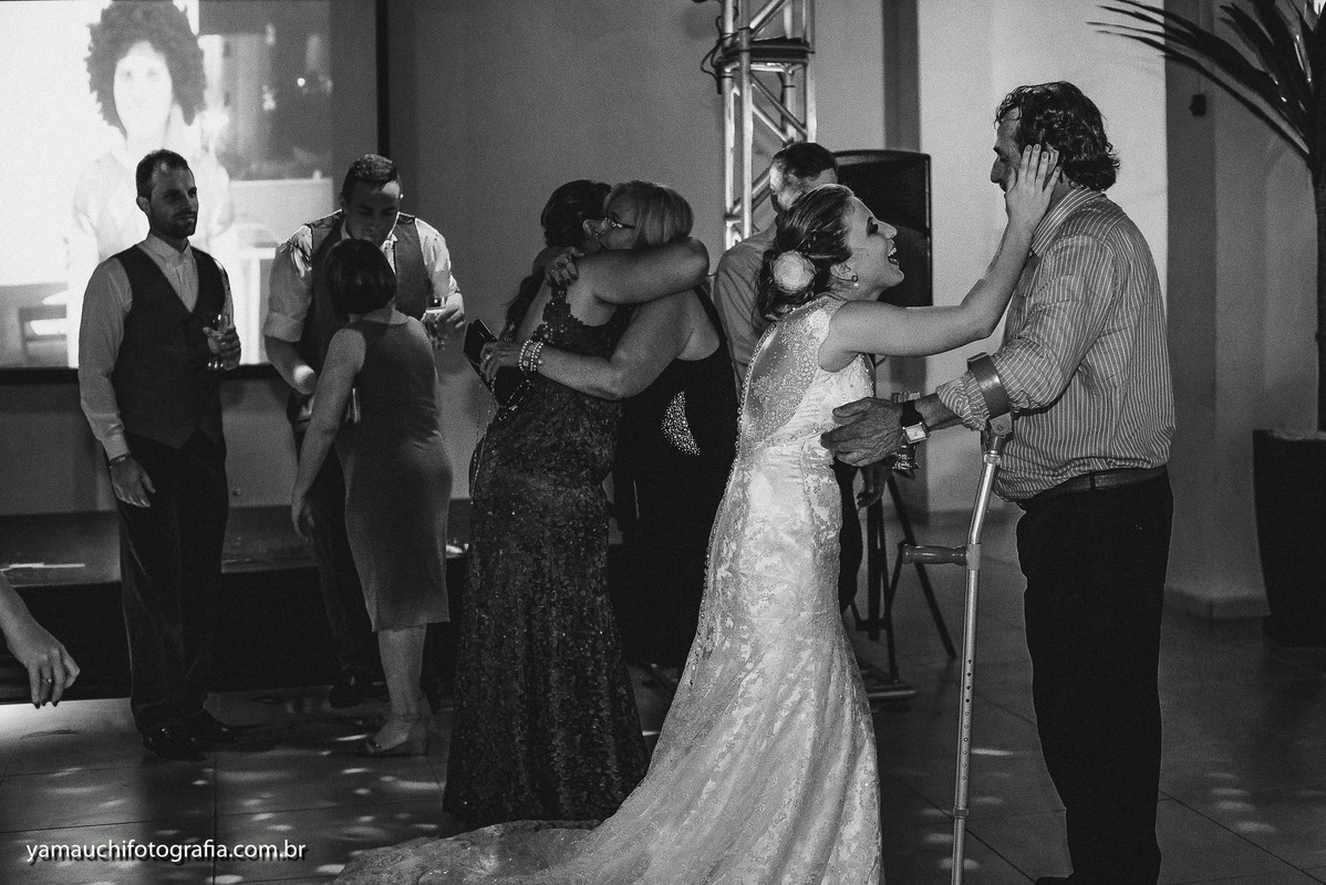 carinho da noiva com seus convidados