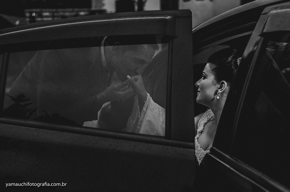 Noivo recebendo a noiva