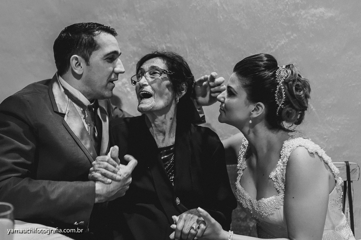 Carinho dos noivos na vovó