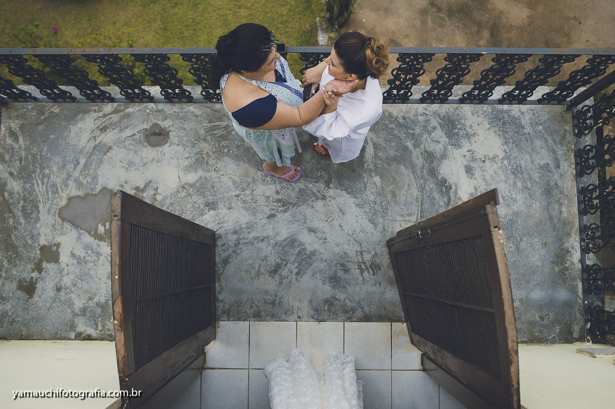 Noiva recebendo carinho da sua mãe