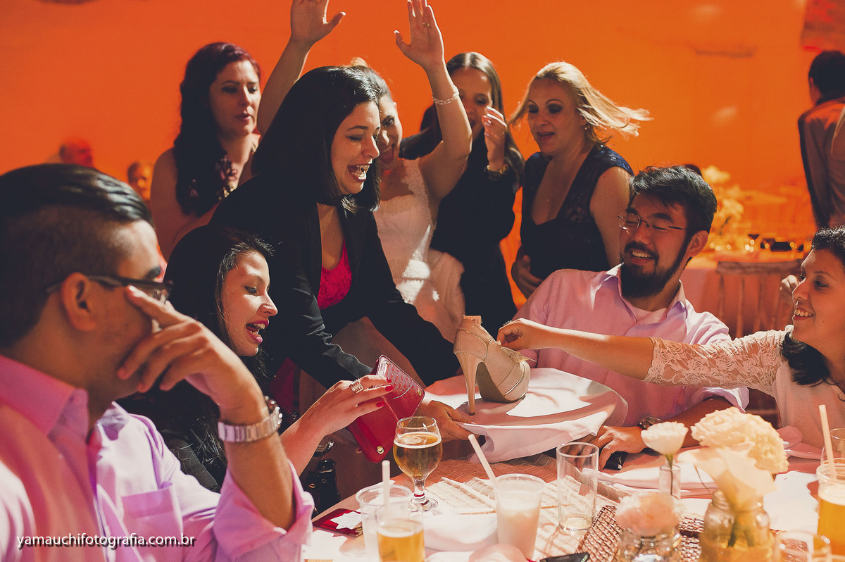 Passando o sapatinho da noiva