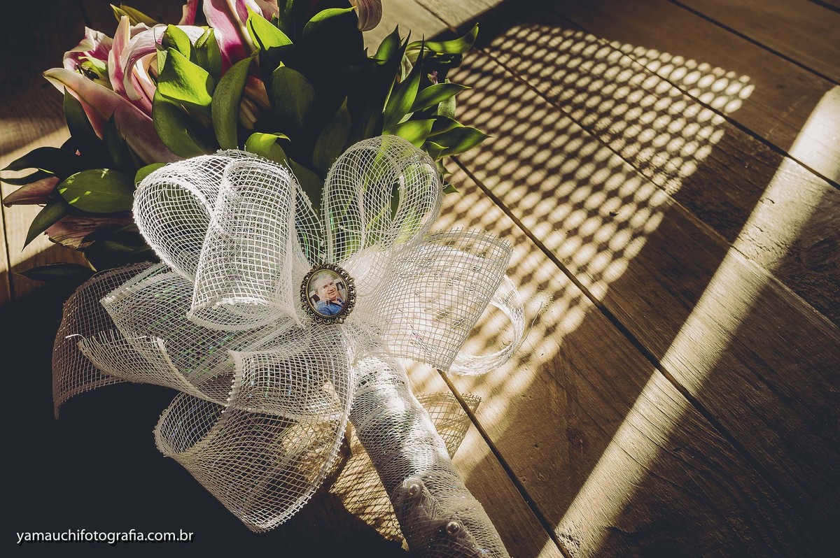 Buquê da noiva e medalha do pai falecido