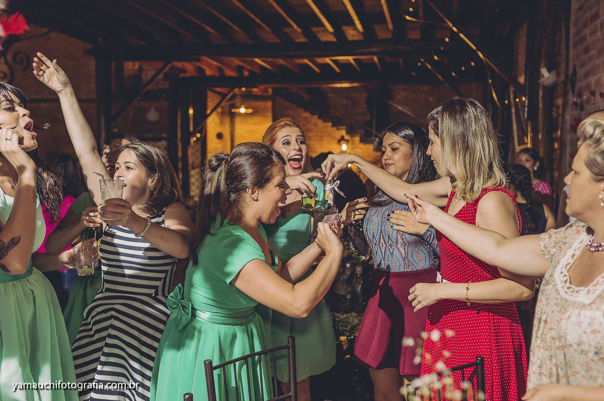 Madrinhas passando o sapatinho