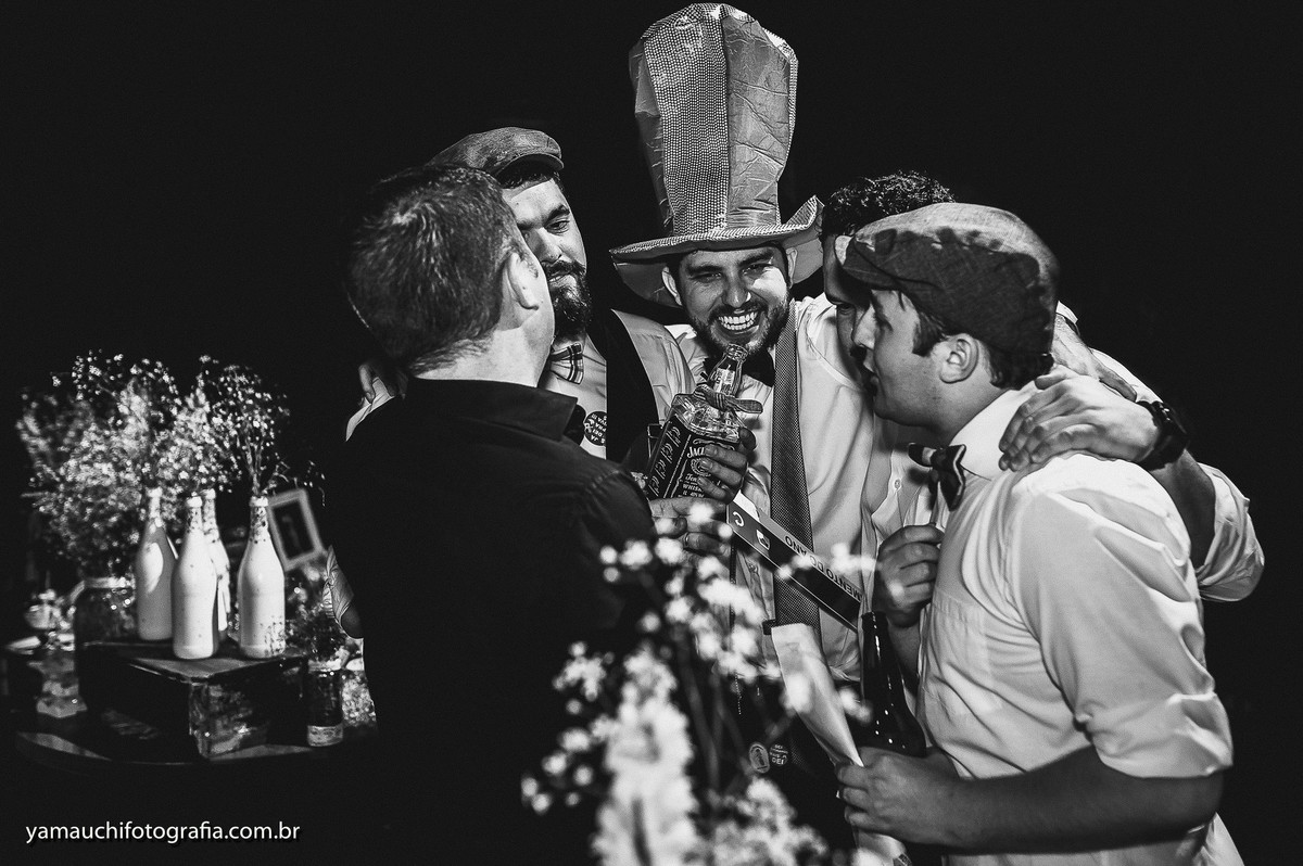 Noivos passando a gravata