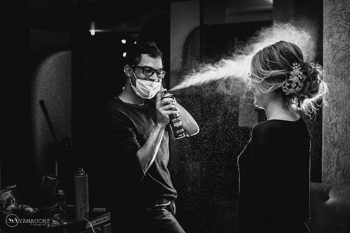 noiva jogando spray de cabelo