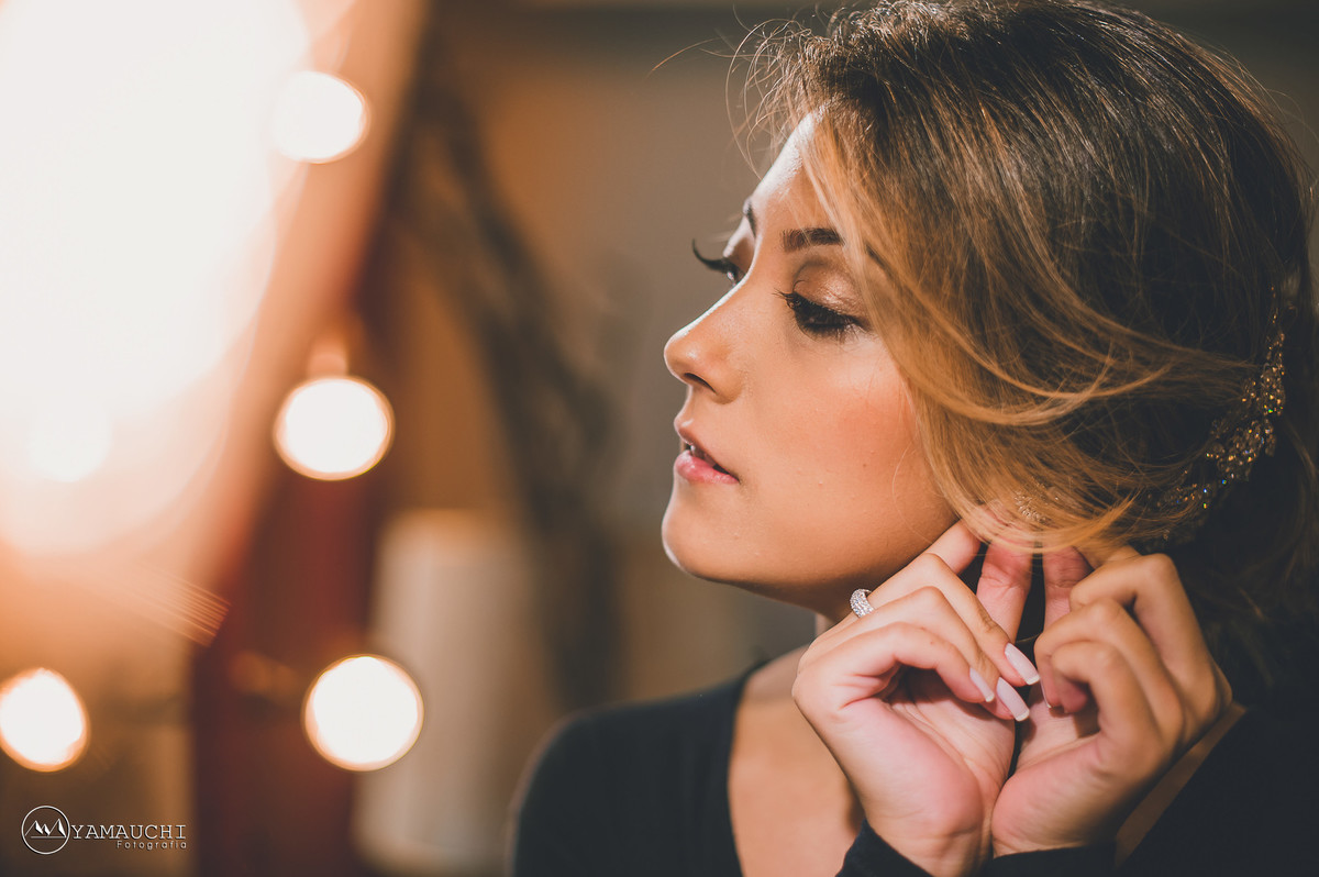 noiva colocando o brinco