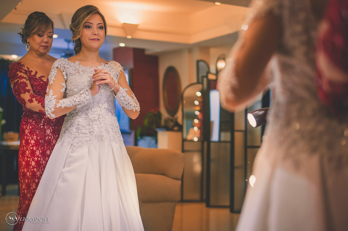 mae fechando o vestido