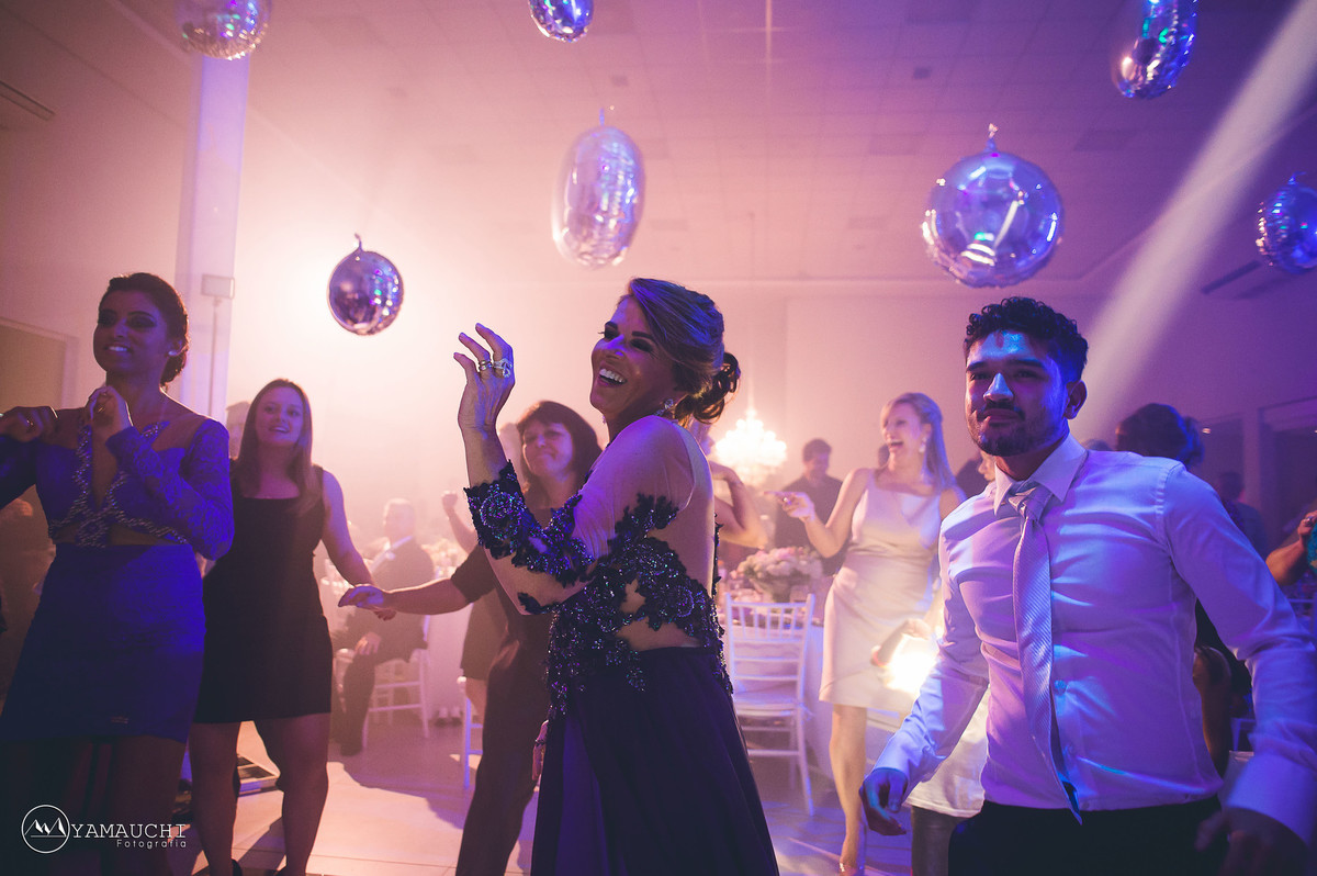 madrinha dançando no casamento