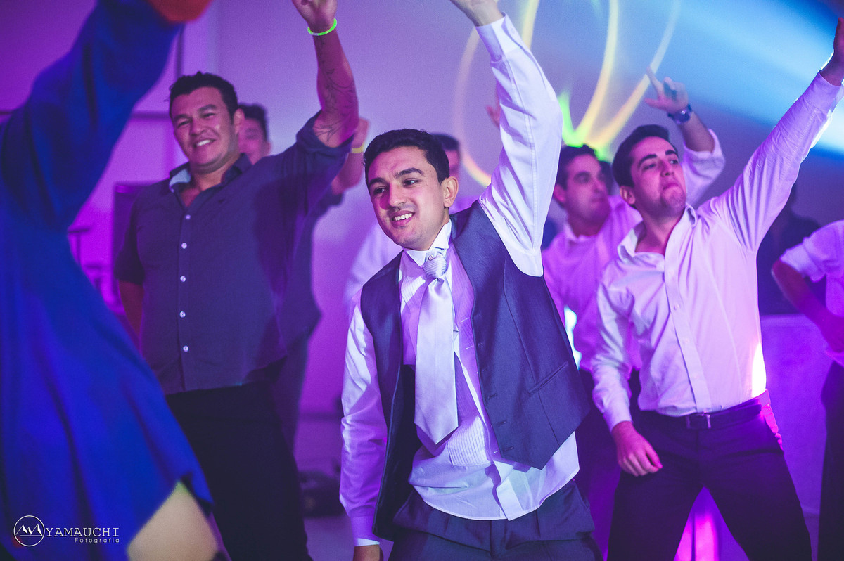 noivo dançando com os padrinhos