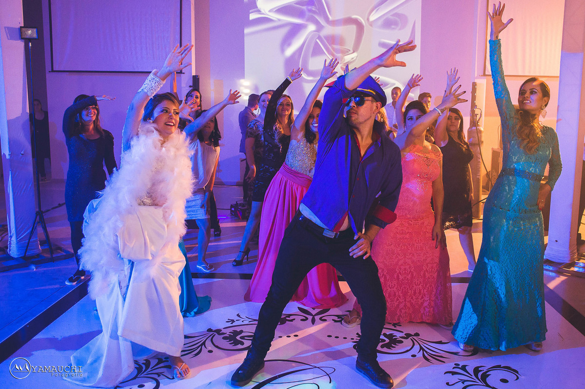 noiva dançando com as madrinhas