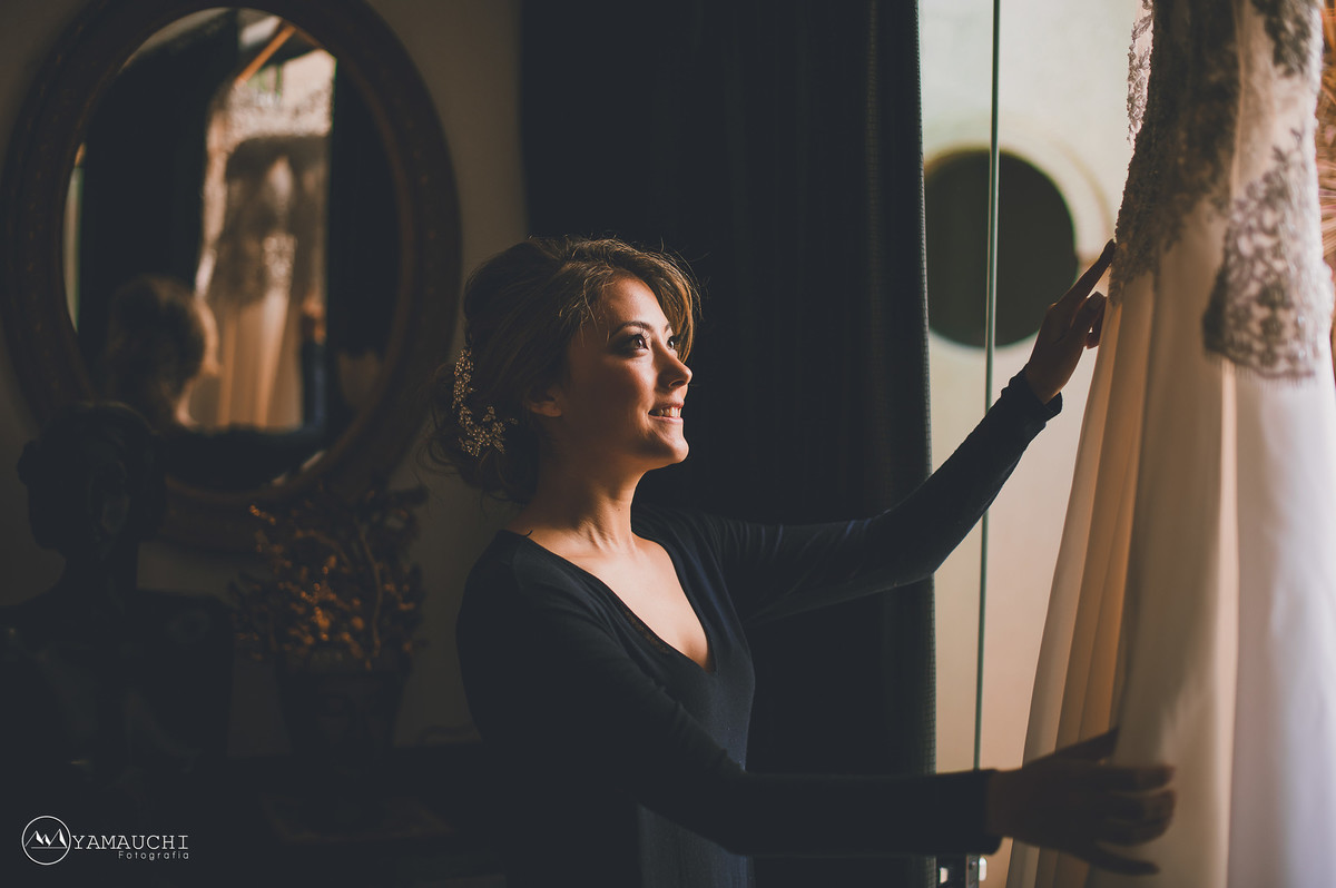 noiva olhando seu vestido