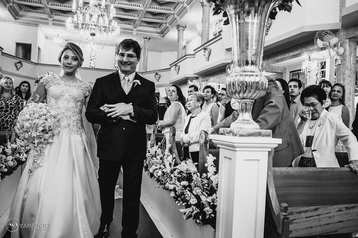 noiva entrando e a vovó chorando