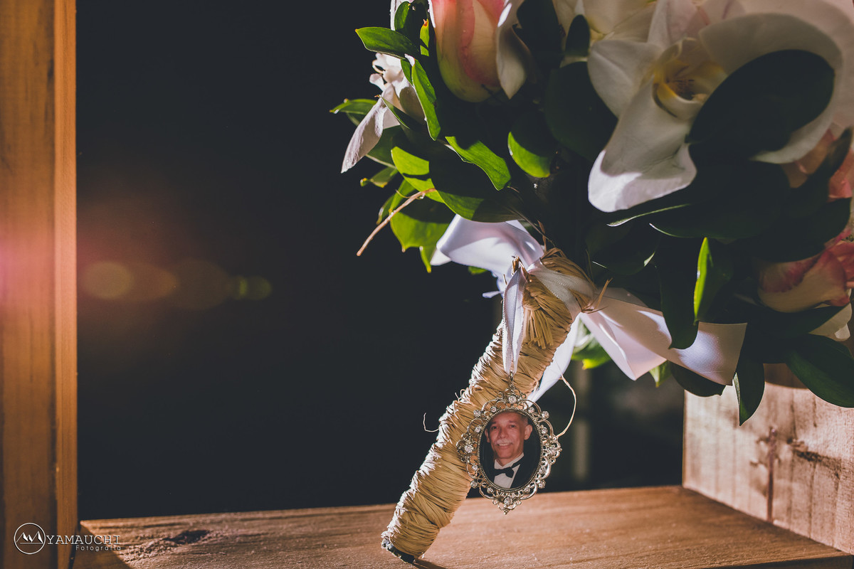 buquê da noiva com medalha